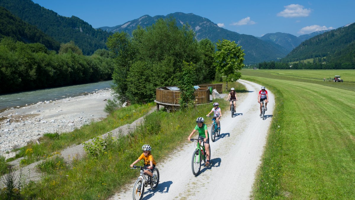 Radfahren entlang des Flusserlebniswegs Großache, © Franz Gerdl