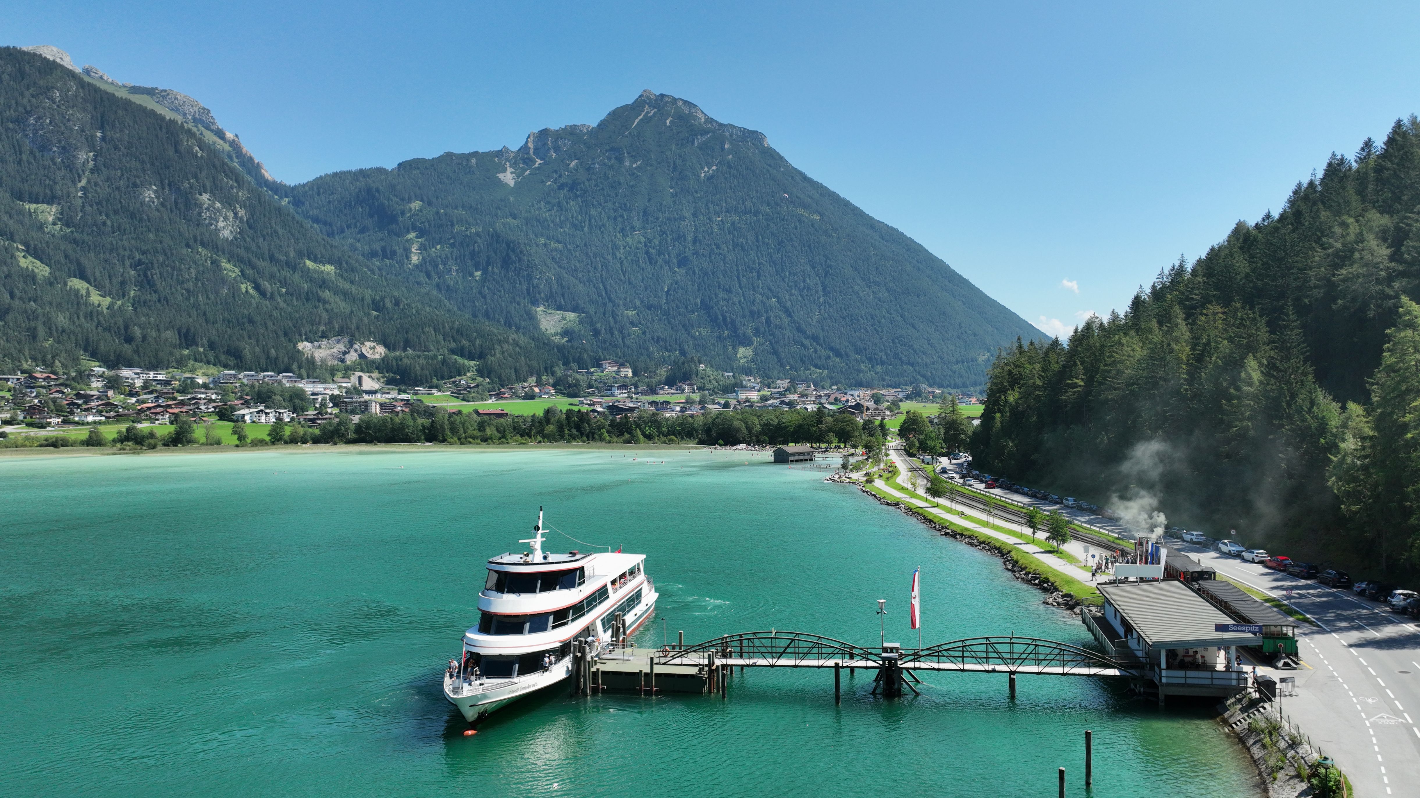 Schiff im türkisen Achensee