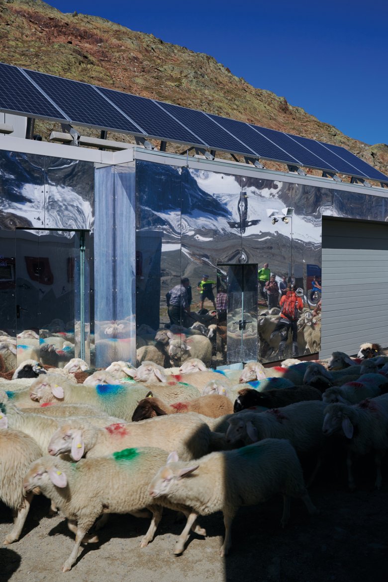 Ohne Schafe im Schlepptau erreicht man die „Schöne Aussicht“ vom „Hochjoch Hospiz“, oberhalb der Rofenbergalm, in drei Stunden.