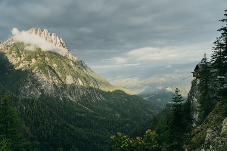 Gutes Essen in besonderer Lage auf der Dolomitenh&uuml;tte.
, © AlpinPlattform Lienz, Sam Strauss Fotografie