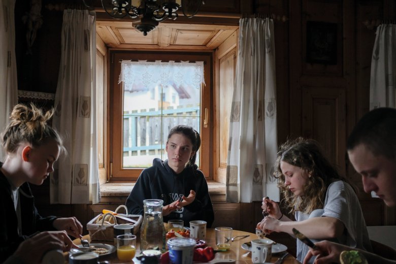             Guten Morgen! Hannah, Asta, Linnea und Albert (von links) wurden im Lenerhof täglich vom Hahn geweckt.
          