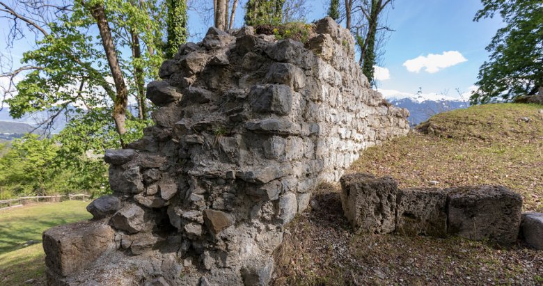 Der Torbogen wurde zwar nicht rekonstruiert, die gefundenen Steine aber neben dem Osttor hingelegt.
