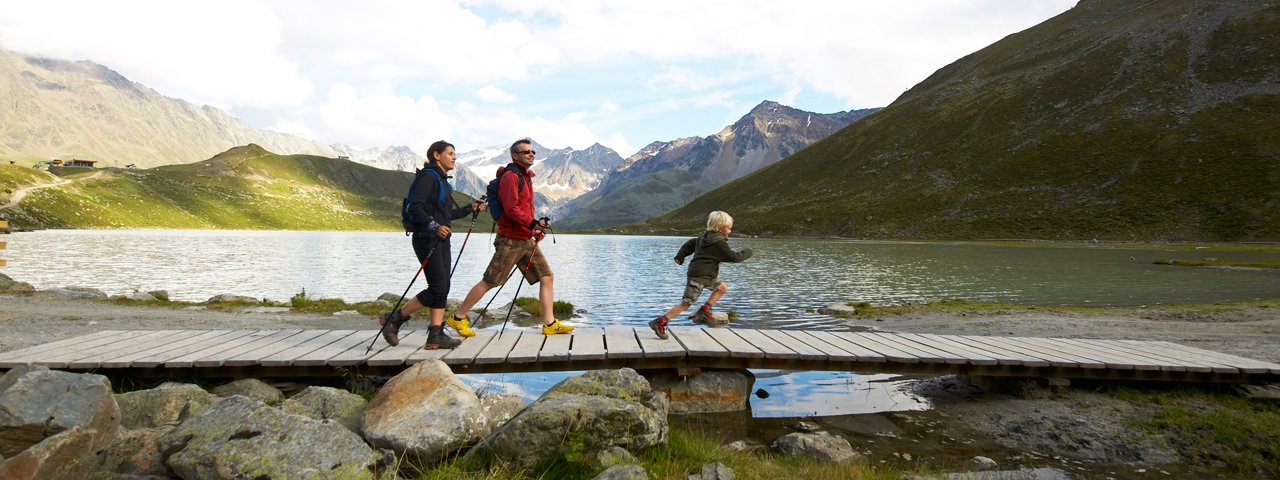 Im Naturpark Kaunergrat auf 2.232 Metern Höhe gelegen, ist der Rifflsee der höchste Bergsee Tirols. Das Naturjuwel lässt sich leicht umwandern – sogar mit Kinderwagen. Denn mit der Rifflseebahn kommt man bequem hinauf, und die Wege sind breit., © TVB Pitztal
