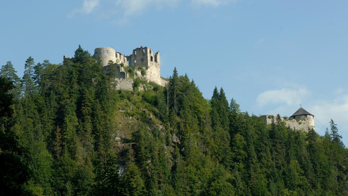 Eine spannende Zeitreise ins Mittelalter unternimmt die ganze Familie in der Burgenwelt Ehrenberg, zu der vier alte Festungen gehören. Kleine Besucher freuen sich über Ritter-Rallys und den Zauberwald. Einmal jährlich gibt es ein großes Ritter-Festival., © Tirol Werbung/Aichner Bernhard