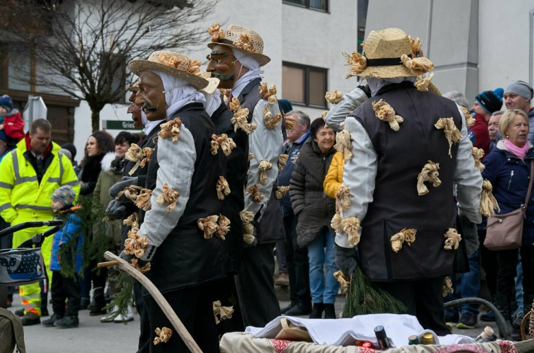 Flitscheler:&nbsp;Auf der Jacke eines alten Anzugs, die auf links getragen wird, sind gekonnt zusammengeknotete, getrocknete Bl&auml;tter der Maiskolbenenden, die Flitschen, aufgen&auml;ht.&nbsp;, © Fasnachtsverein Axams