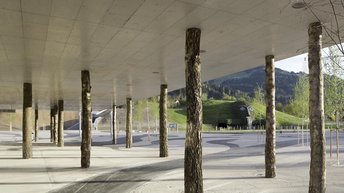 Schon am Eingang gerät man ins Staunen: Mit den Swarovski Kristallwelten in Wattens hat der Künstler André Heller einen Ort der Fantasie erschaffen – von der Wunderkammer über die Eisgasse bis in den Kristallwald. Für Kinder gibt es seit 2015 einen riesigen Spielturm., © Swarovski Kristallwelten