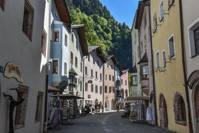             Rattenberg, die kleinste Stadt Österreichs mit seinen kleinen Geschäften, die zum Flanieren einladen. (Foto: Alpbachtal Tourismus/Gabriele Grießenböck)
          , © Alpbachtal Tourismus/Gabriele Grießenböck