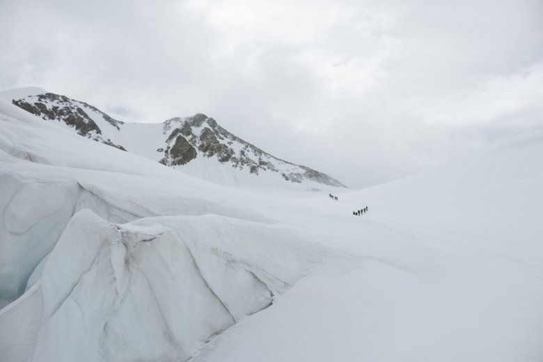 Oben im Hintergrund zu erkennen: Das Gipfelkreuz der Wildspitze.