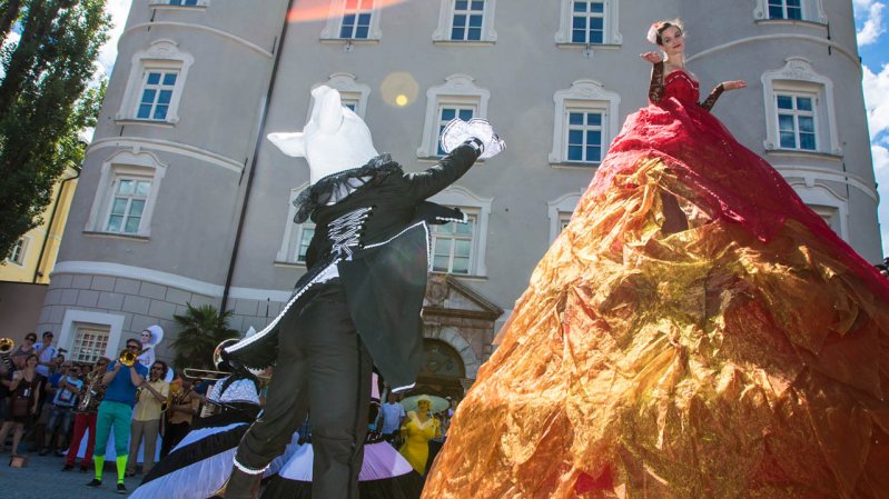 Hoch auf Stelzen: Straßenszene beim Festival Olala in Lienz, © Brunner Images/Philipp Brunner