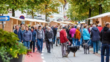 Auf dem Untermarkt in Reutte reihen sich beim Herbstmarkt mehr als 50 Stände eineinander, © Michael Böhmländer