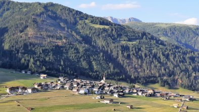 Dorf im Abendlicht