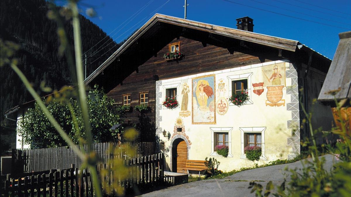 Im Weiler Niederhof steht das „Bürgerhaus Beim Tonesn“, das eines der ältesten Häuser des ganzen Paznaun ist. Die Fassadenmalereien zeigen unter andere mehrere Heilige und stammen aus dem Jahr 1631., © Paznaun-Ischgl