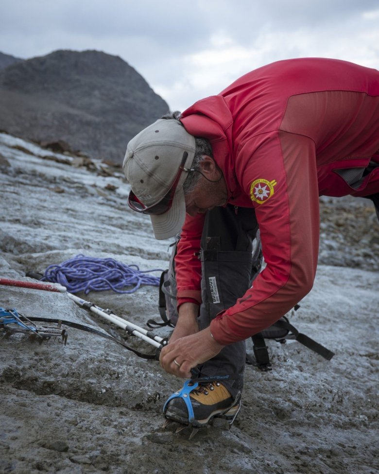 Kilian Scheiber_Wildspitze_Vernagtferner Steigeisen anziehen