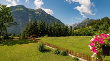 Balkonblick Garten, © AlpFee Lechtal