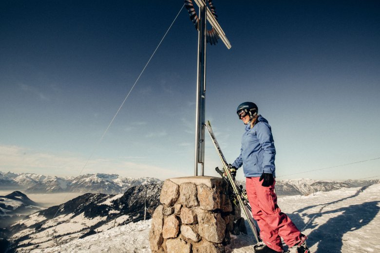 Christina zeigt uns den 1.898 Meter hohen Gipfel des Schatzberg, einen der schönsten Aussichtspunkte im Skigebiet.