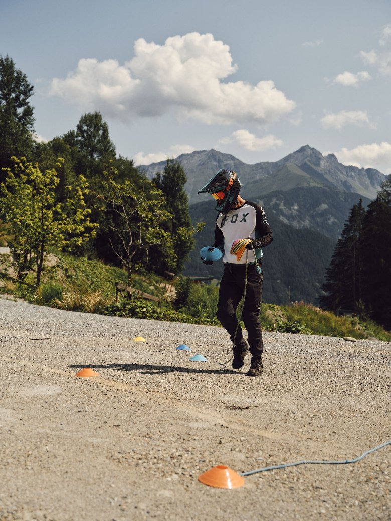 Hier markiert kein Außerirdischer eine Ufo-Landezone, sondern Bike-Guide Christian legt einen Parcours, auf dem der Anfänger das Bremsen und Lenken übt.