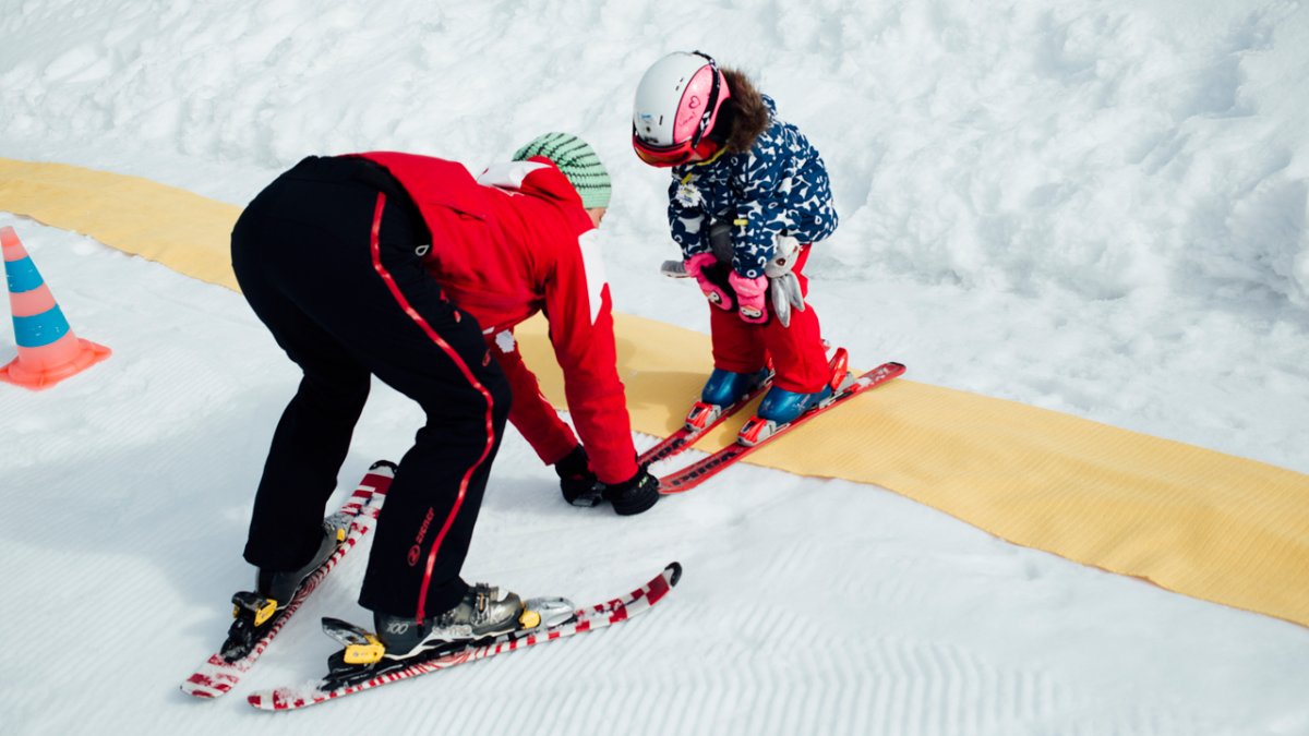             Die gut ausgebildeten Skilehrer stellen sich auf die Bedürfnisse der Kleinsten ein und führen sie spielerisch an den Schneesport heran.
, © Tirol Werbung/Fritz Beck