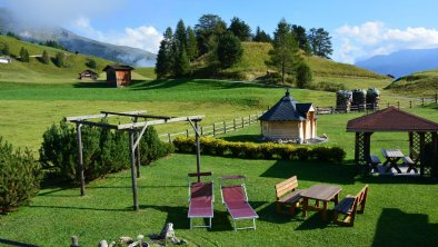 Liegewiese und Spielplatz