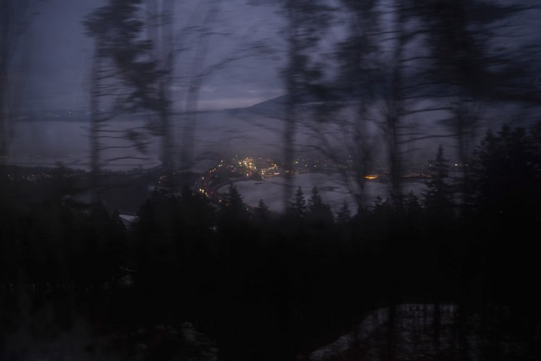 Schneer&auml;umen erfordert Konzentration. Wer trotzdem mal den Blick von den Gleisen hebt, kann hinter B&auml;umen ein wunderbares Panorama ersp&auml;hen &ndash; wie hier den Blick aufs Inntal.