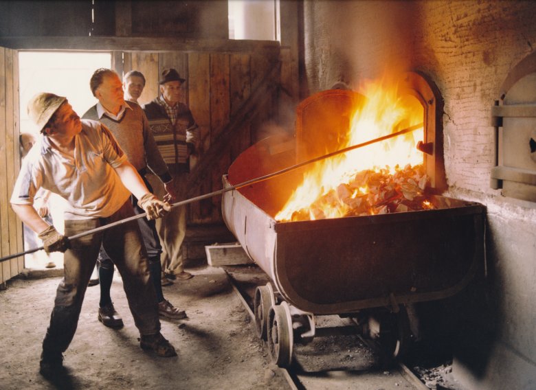  Eine heiße Angelegenheit: Die Herstellung von Tiroler Steinöl im Jahr 1982., © www.steinoel.at