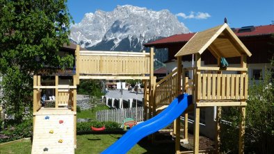 Kinderspielturm mit "Zugspitzblick"