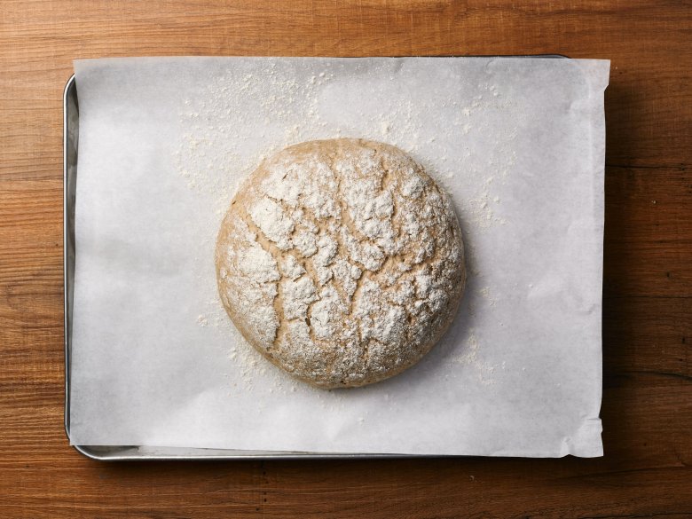 Schritt 9: Brote auf ein mit Backpapier belegtes Backblech legen und noch einmal 20 Minuten rasten lassen