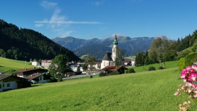 Blick auf Oberau mit Kirche Sommer FG T.L. Rechte