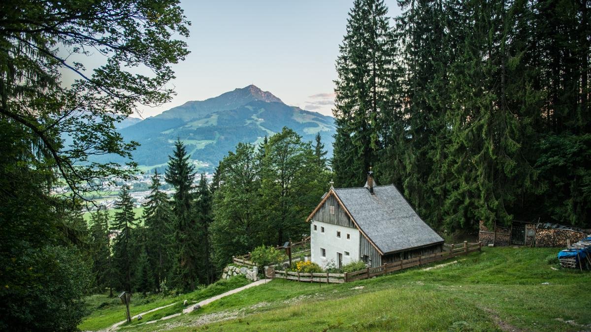 Weggehen, sich selbst und etwas Größeres finden: Seit mehr als 300 Jahren besteht die Einsiedelei Maria Blut. Sr. Wilbirg hält für Einkehrer ein gutes Wort und eine Tasse Tee bereit., © Florian Mitterer