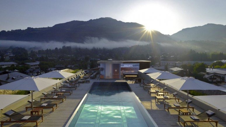 Hotel Schwarzer Adler Kitzbühel Pool Sommer