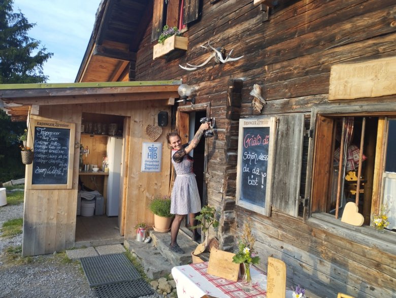 Auch f&uuml;r Morgenmuffel ein idealer Start in den Tag: der Aufstieg zur Aldranser Alm (und die Aussicht auf ein frisches Fr&uuml;hst&uuml;ck) muntert garantiert auf!, © Aldranser Alm