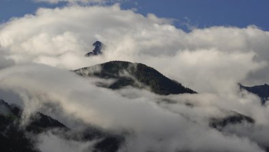 Wolken umhüllen die Ahornspitze