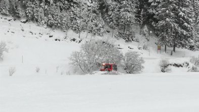 Winterlandschaft mit Loipengerät