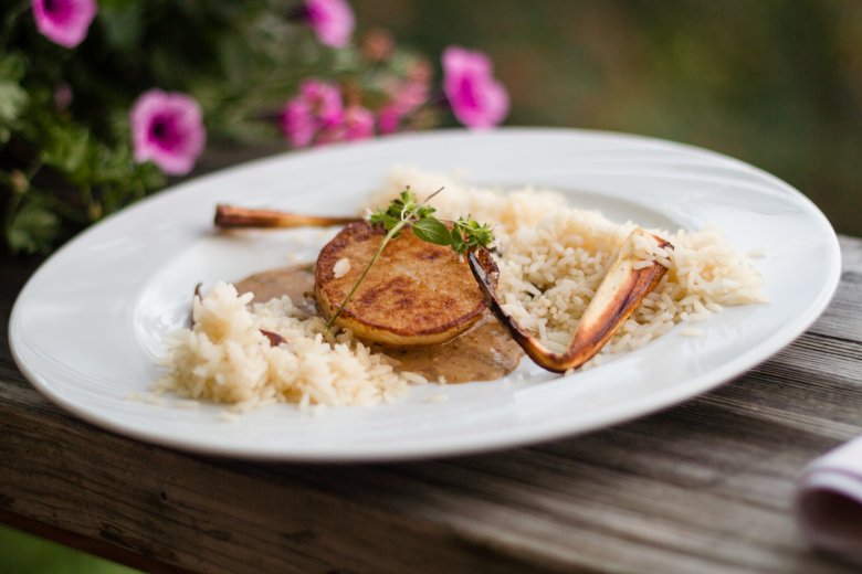 Das Rettichschnitzel ist eine der vielen veganen Spezialitäten im Restaurant des Biohotels Grafenast Foto: Biohotel Grafenast