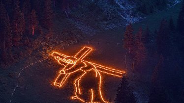 Wahre Kunstwerke zaubern die Helferinnen und Helfer zu den Herz-Jesu-Feuern auf die Bergwiesen im Tannheimer Tal, © TVB Tannheimer Tal