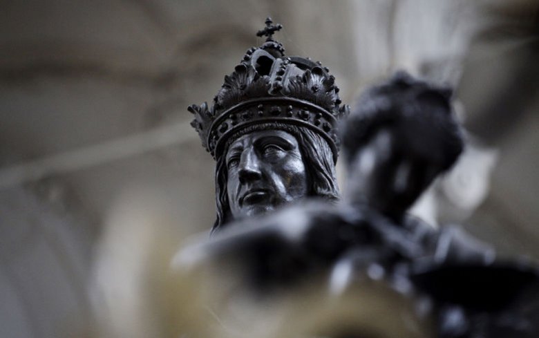 In der Kaiserlichen Hofkirche in Innsbruck stehen 28 schwarze Mander Wache, deshalb nennt der Volksmund sie auch &bdquo;Schwarzmanderkirche&ldquo;.&nbsp;
