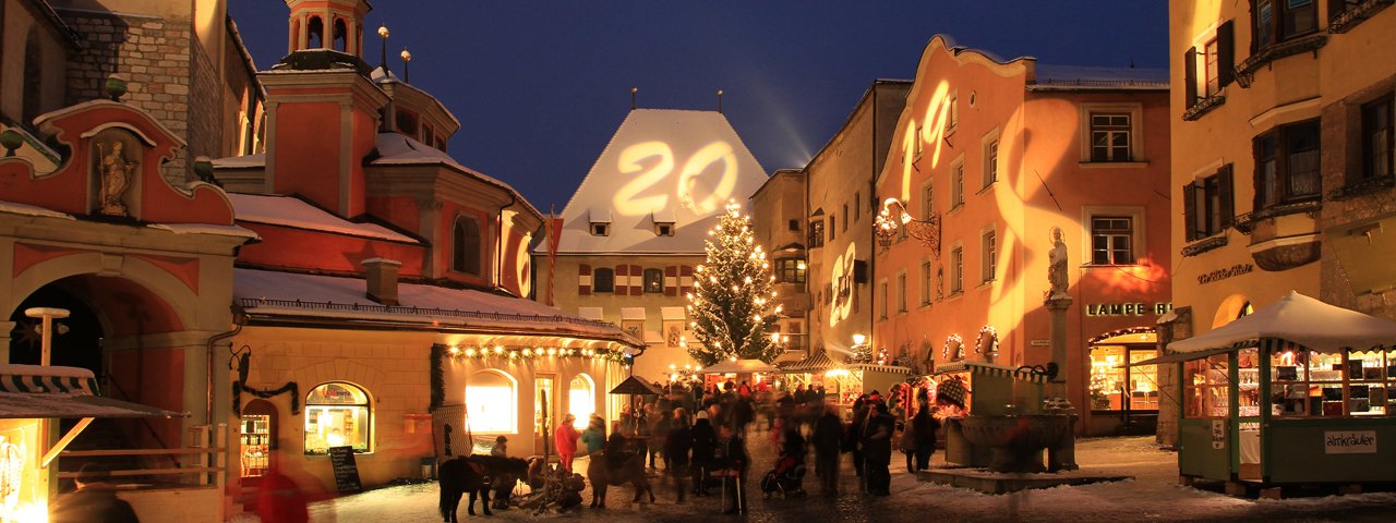 Jeden Tag eine Zahl: In der Vorweihnachtszeit erstrahlt die Haller Altstadt in Form eines riesigen Adventskalenders, © Haller Advent