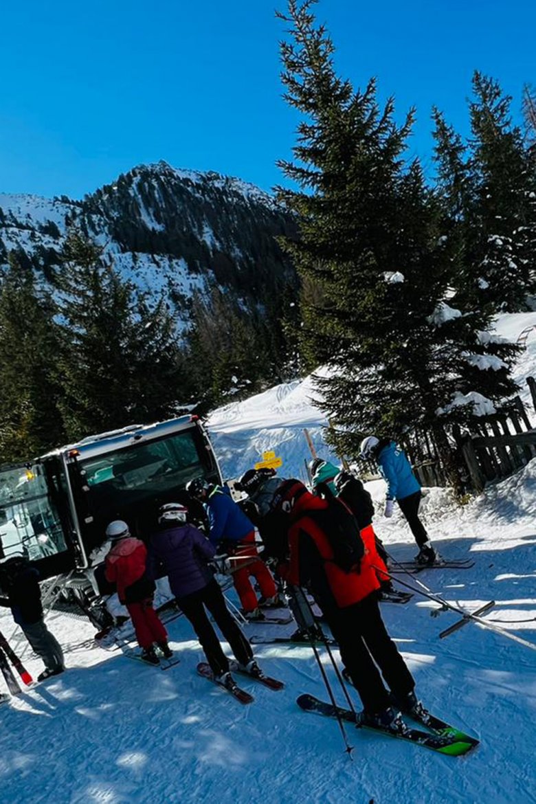 Ankommen: Die Abholstation zur Galtalm liegt direkt an der Panorama&ndash;Abfahrt Nr. 1 auf H&ouml;he des Speichersees. Kurz nachdem man an der Schlickeralm vorbeigefahren ist, sieht man rechterhand bereits das Schild &bdquo;Abholstation&ldquo;. Mit etwas Schwung kommt man zum Sammelplatz, ohne die Skier ausziehen zu m&uuml;ssen. Der Galtalm-Express f&auml;hrt t&auml;glich zwischen 11:30 und 13:30 und hat auch insgesamt 20 Sitzpl&auml;tze in der Kabine., © Stubaier Hof - Galtalm