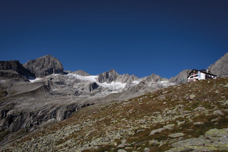 Aufstieg zur Plauener H&uuml;tte im Zillergrund. Durch die Reichenspitzs&uuml;dwand in der Bildmitte f&uuml;hrt Darshanos Route &bdquo;Adlerverschneidung&ldquo;.
