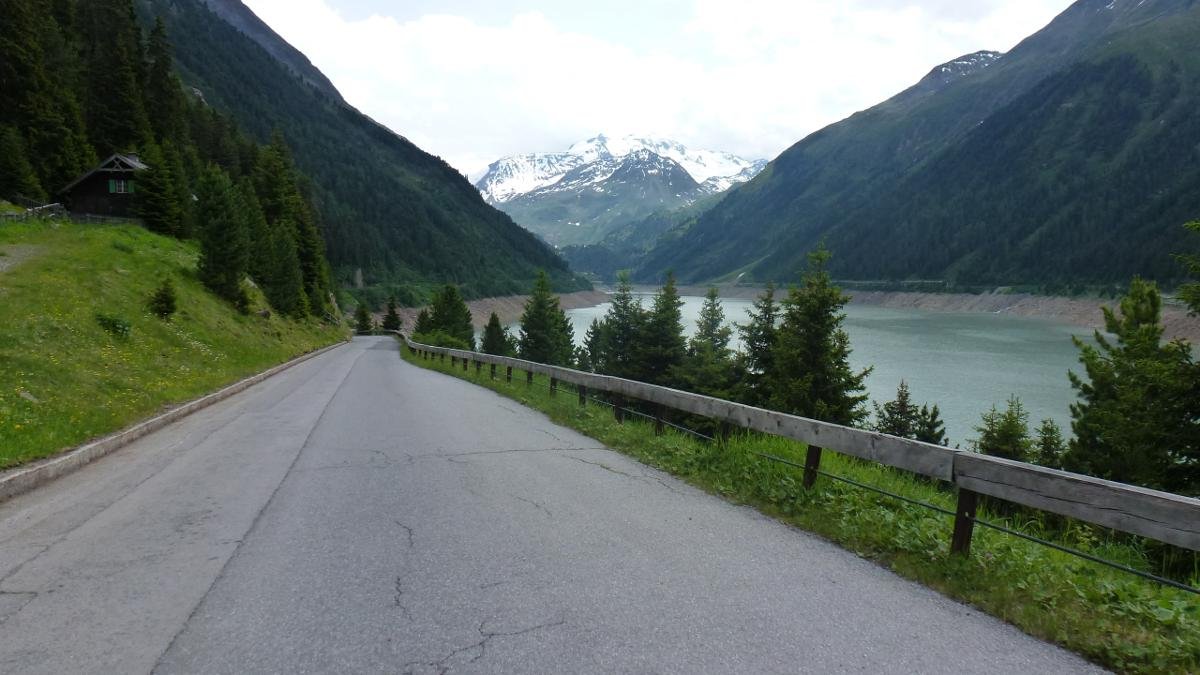 Für Rennrad- und Motorradfahrer kann eine Straße grundsätzlich nicht genug Kurven haben – die Straße zum Kaunertaler Gletscher bietet denen, die noch Zeit dafür haben, außerdem spektakuläre Ausblicke., © Tirol Werbung/Esther Wilhelm