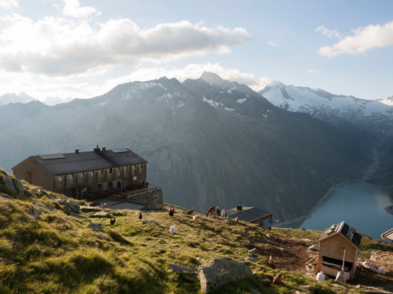 Die Olperer Hütte über dem Schlegeisspeicher.