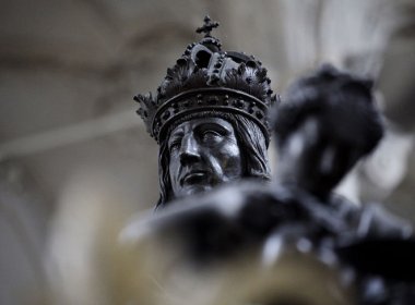 In der Kaiserlichen Hofkirche in Innsbruck stehen 28 schwarze Mander Wache, deshalb nennt der Volksmund sie auch &bdquo;Schwarzmanderkirche&ldquo;.&nbsp;
