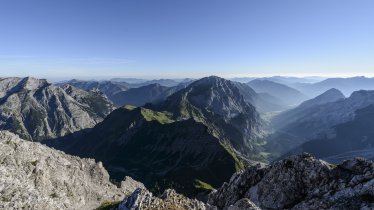 Blick von der Lamsenspitze auf Falzturntal (rechts) und Sonnjoch, © Tirol Werbung/Wolfgang Ehn