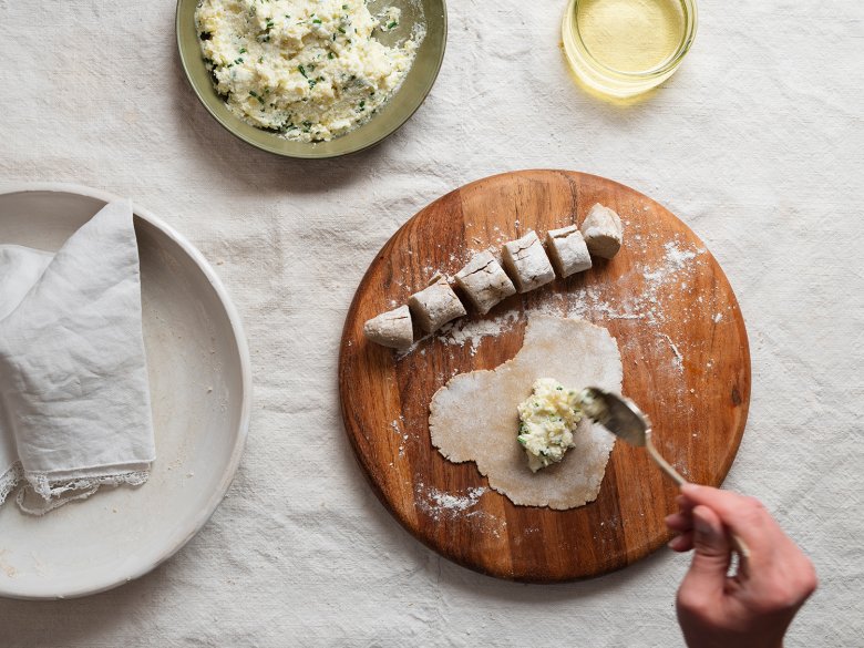 Etwas Kartoffel-Käse-Masse auf die Teigstücke geben (nicht zu viel, sonst läuft die Masse später beim Backen aus).