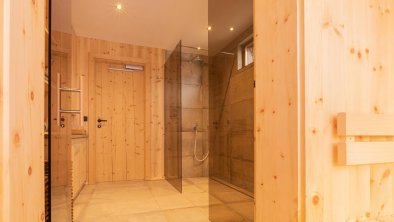 Sauna mit Regendusche und Kaltwasserschlauch