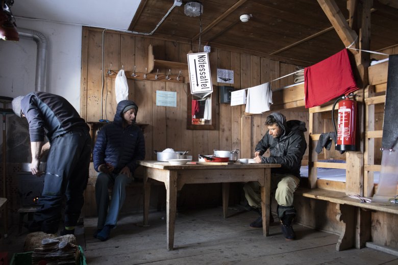 Im Furtschaglhaus schmilzt der Autor Schnee, w&auml;hrend Bruder Andi und Bergfreund Ben das Abendessen vorbereiten.
&nbsp;