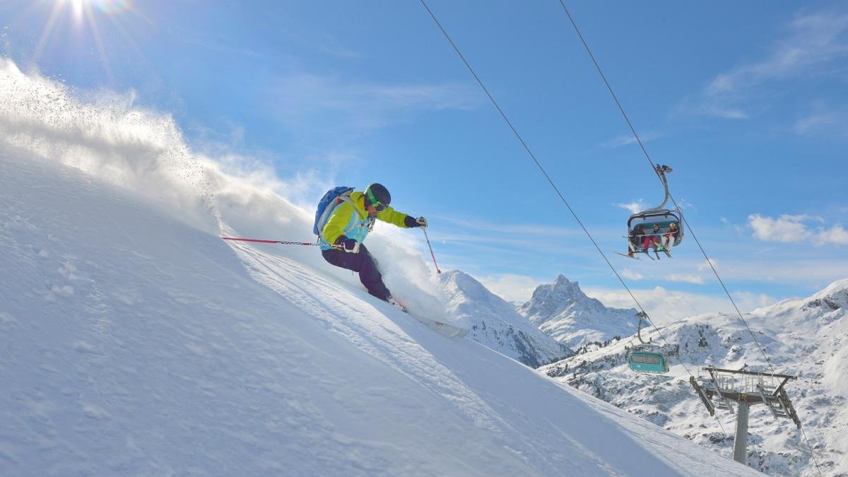 Mit insgesamt mehr als 300 Pistenkilometern und fast 100 Seilbahnen vereinen sich die Skigebiete am Arlberg zu einer der größten Wintersportregionen Österreichs. Snowboard-Funparks, Rennstrecken, Carving Areas – hier ist für jede Vorliebe etwas dabei., © Tirol Werbung