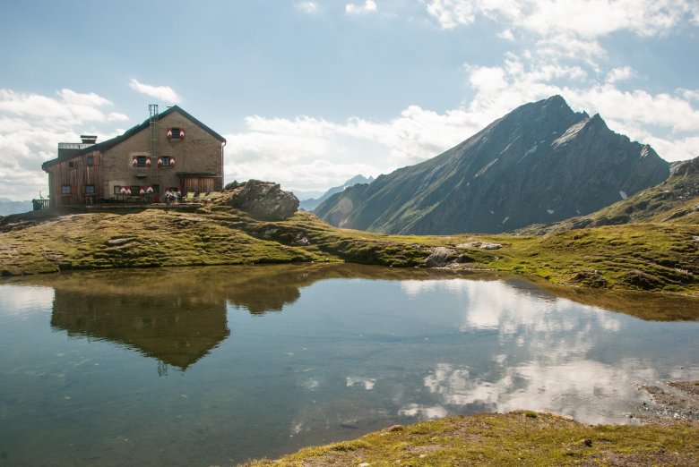 Spieglein Spieglein in dem See, welche ist die schönstgelegene Hütte in Tirol? Die Sudentenhütte hat sicher eine Chance auf den Titel.