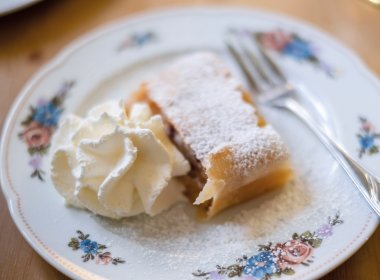 F&uuml;r den klassischen Apfelstrudel braucht es Zeit. Was aber nicht fehlen darf, sind Schlag und Staubzucker.
