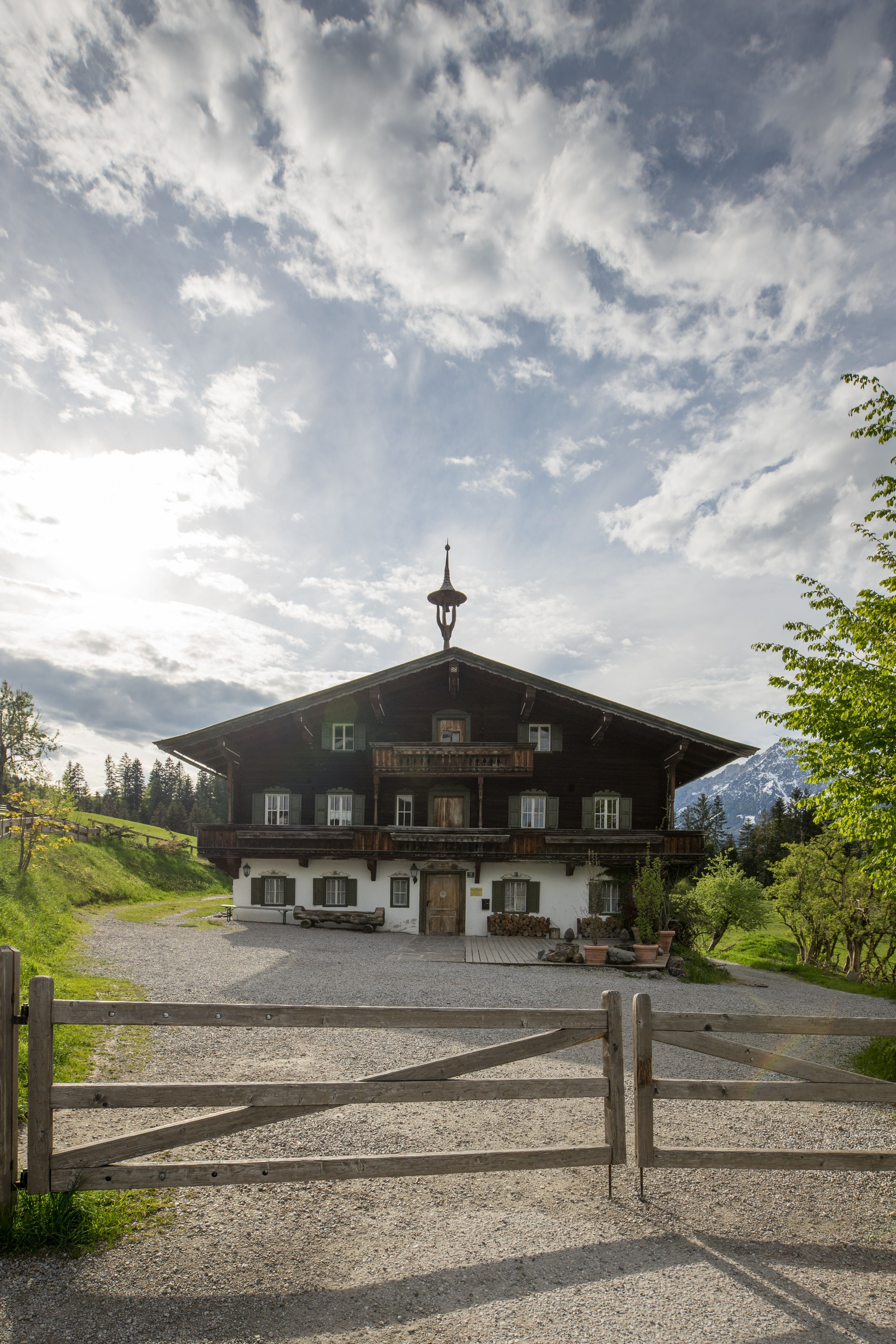 Bergdoktorpraxis, altes Holzhaus am Wilden Kaiser Tirol