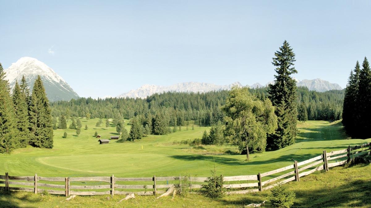 Der Golfplatz Seefeld-Wildmoos ist in sanfte Hügel und lichte Laubwälder eingebettet. Er zählt zu den europäischen Leading Golf Courses und gilt als einer der am schönsten gelegenen der Welt., © Olympiaregion Seefeld